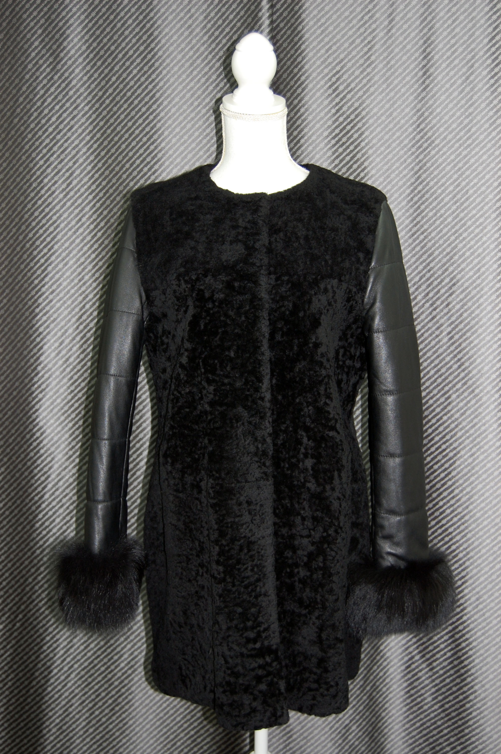 ムートン＆ラムレザー　ノーカラーコート　Foxカフスの画像