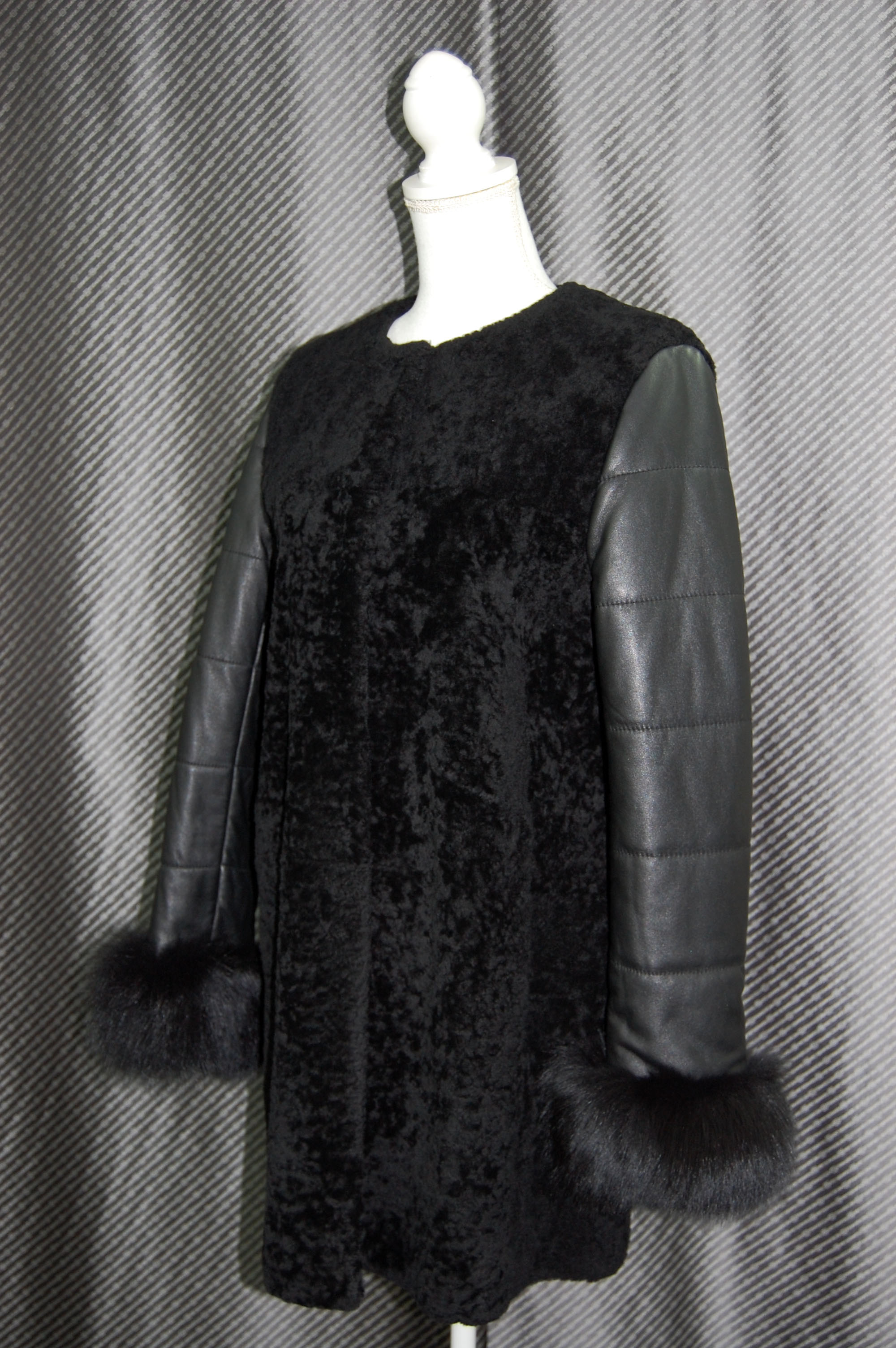 ムートン＆ラムレザー　ノーカラーコート　Foxカフスの画像