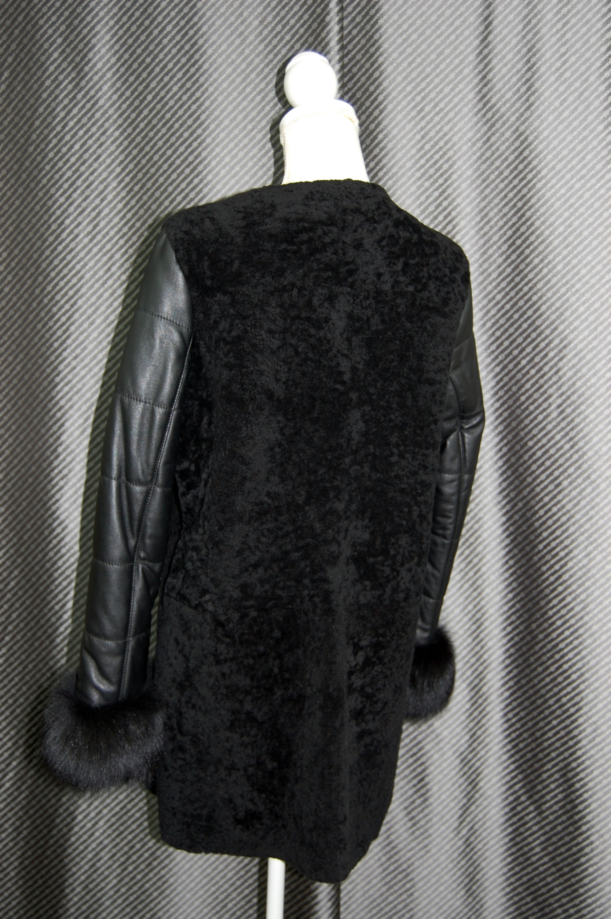 ムートン＆ラムレザー　ノーカラーコート　Foxカフスの画像