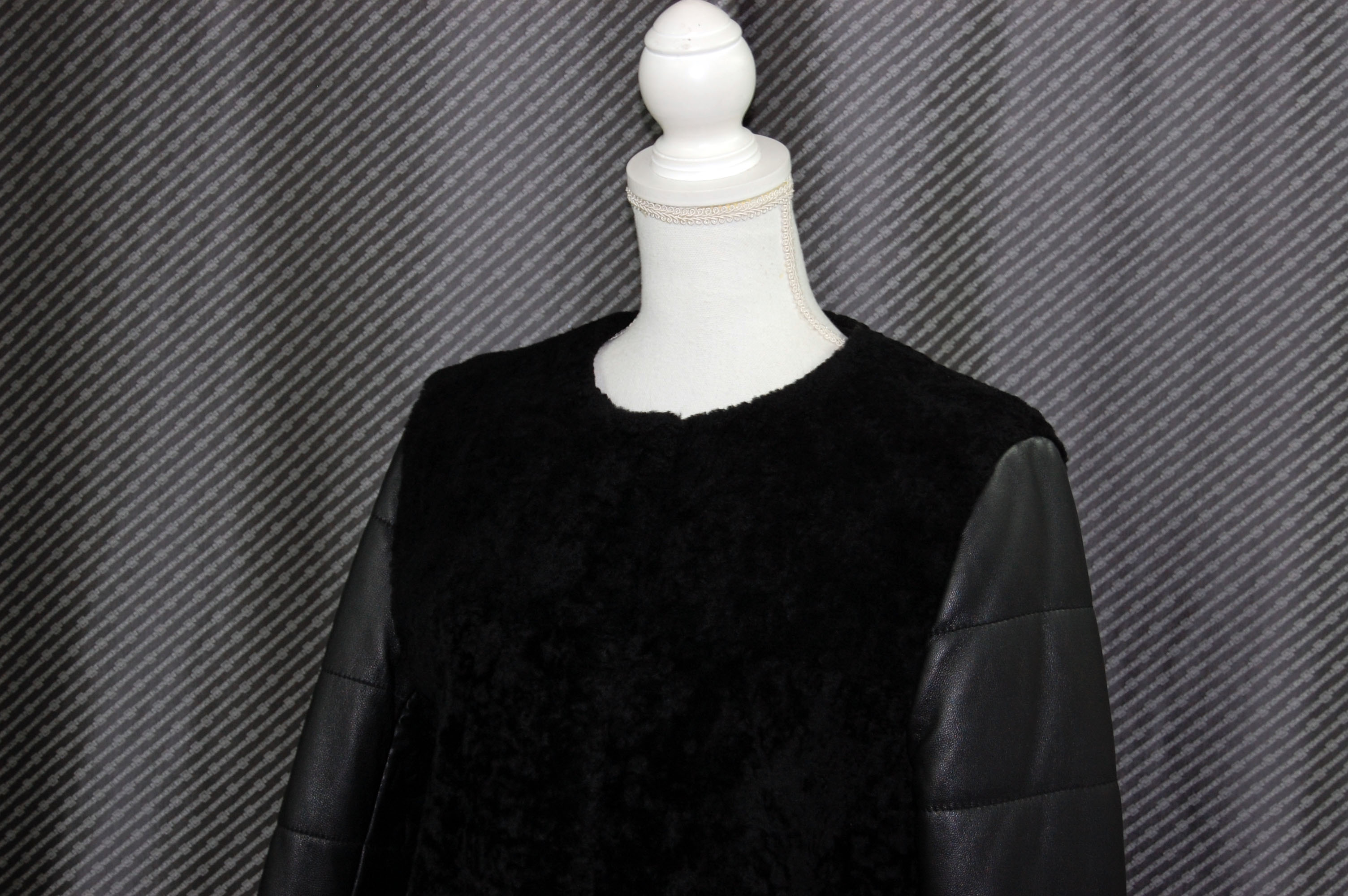 ムートン＆ラムレザー　ノーカラーコート　Foxカフスの画像