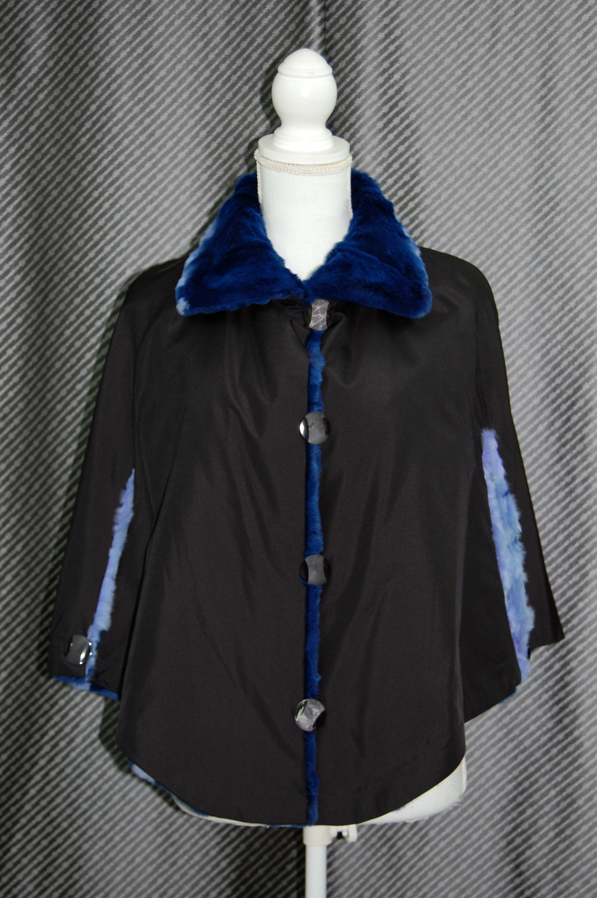 プラックトウィーゼル　リバーシブルケープの画像