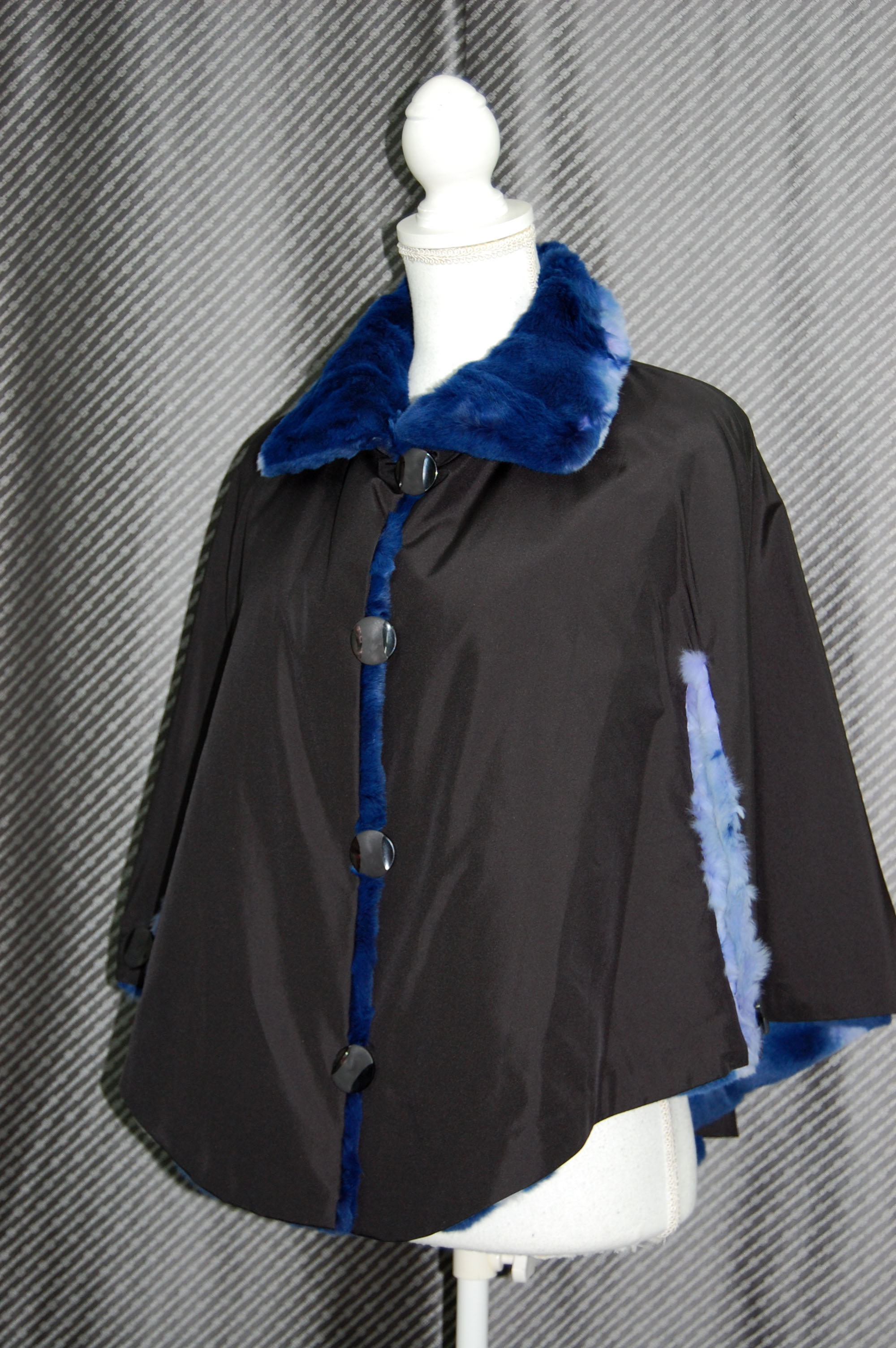 プラックトウィーゼル　リバーシブルケープの画像