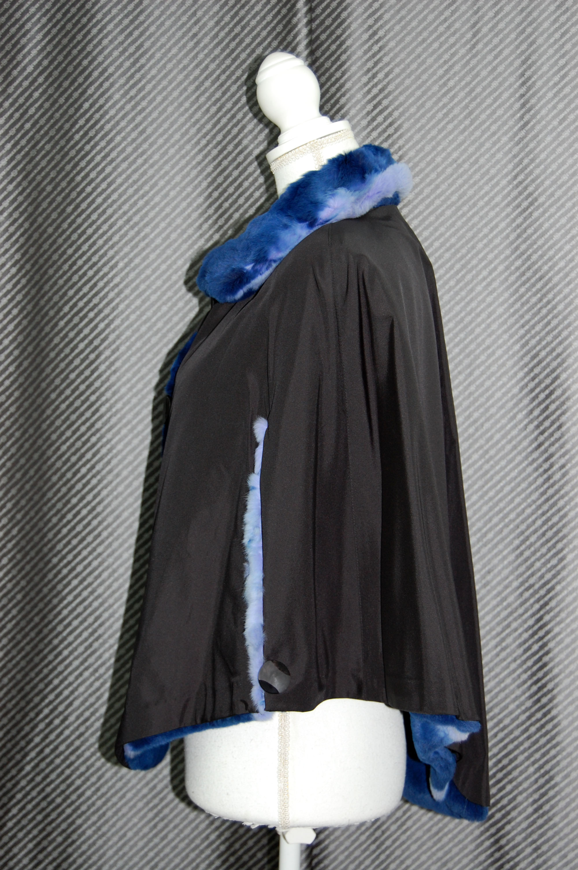 プラックトウィーゼル　リバーシブルケープの画像