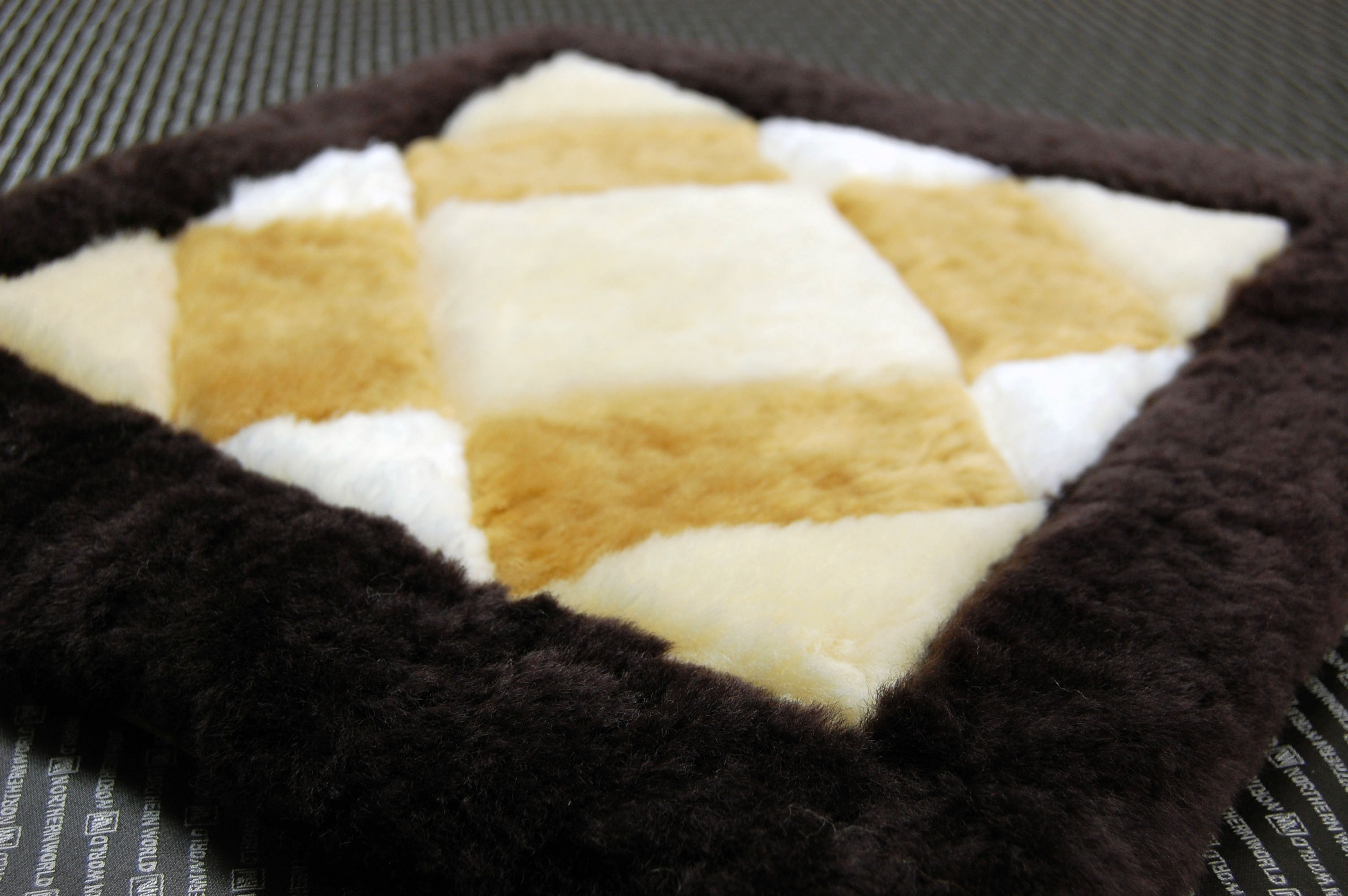 刈毛ムートン　座布団クッションの画像