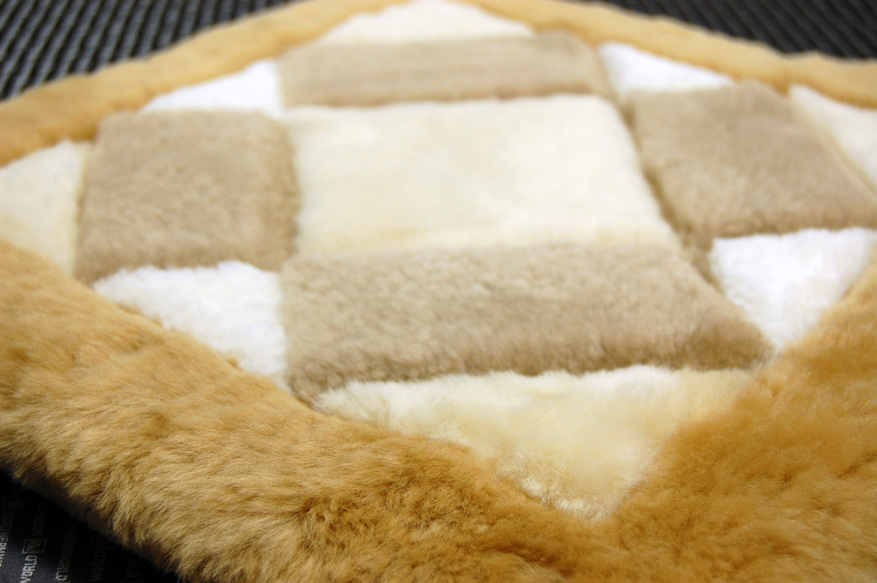 刈毛ムートン　座布団クッションの画像