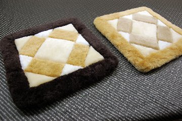 刈毛ムートン　座布団クッションの画像
