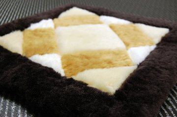 刈毛ムートン　座布団クッションの画像