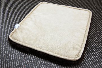 刈毛ムートン　座布団クッションの画像