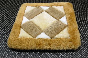 刈毛ムートン　座布団クッションの画像