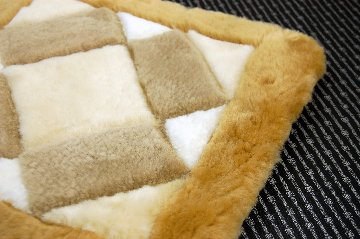 刈毛ムートン　座布団クッションの画像