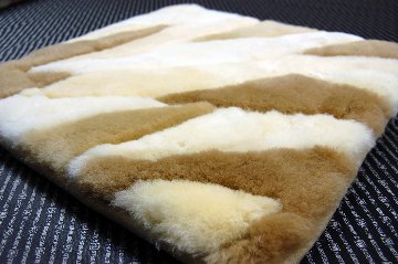 刈毛ムートン　座布団クッションの画像