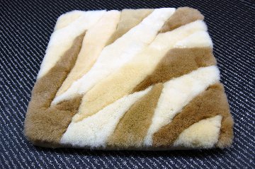 刈毛ムートン　座布団クッションの画像