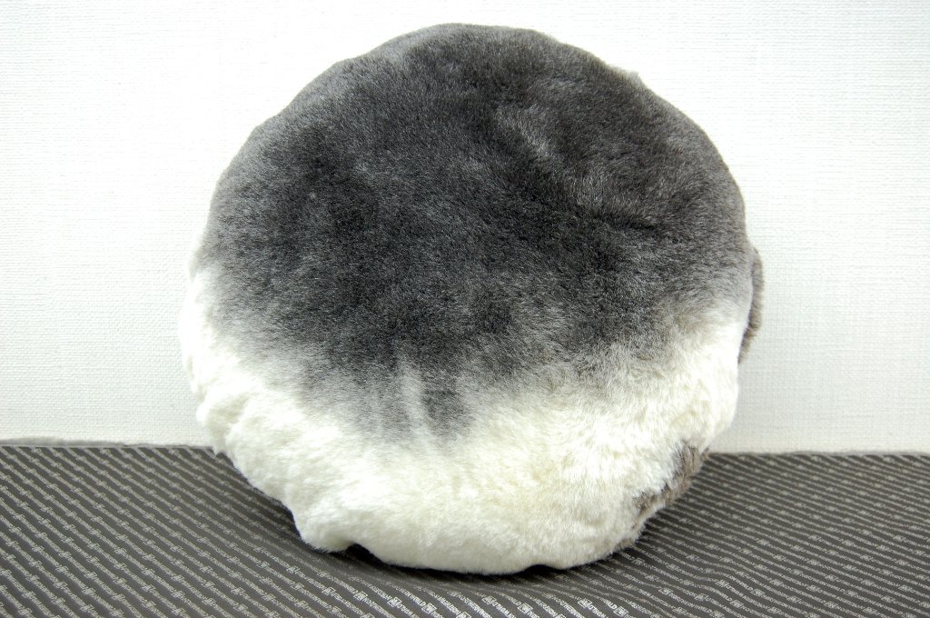ナチュラルスポット刈毛ムートン　円形クッションの画像