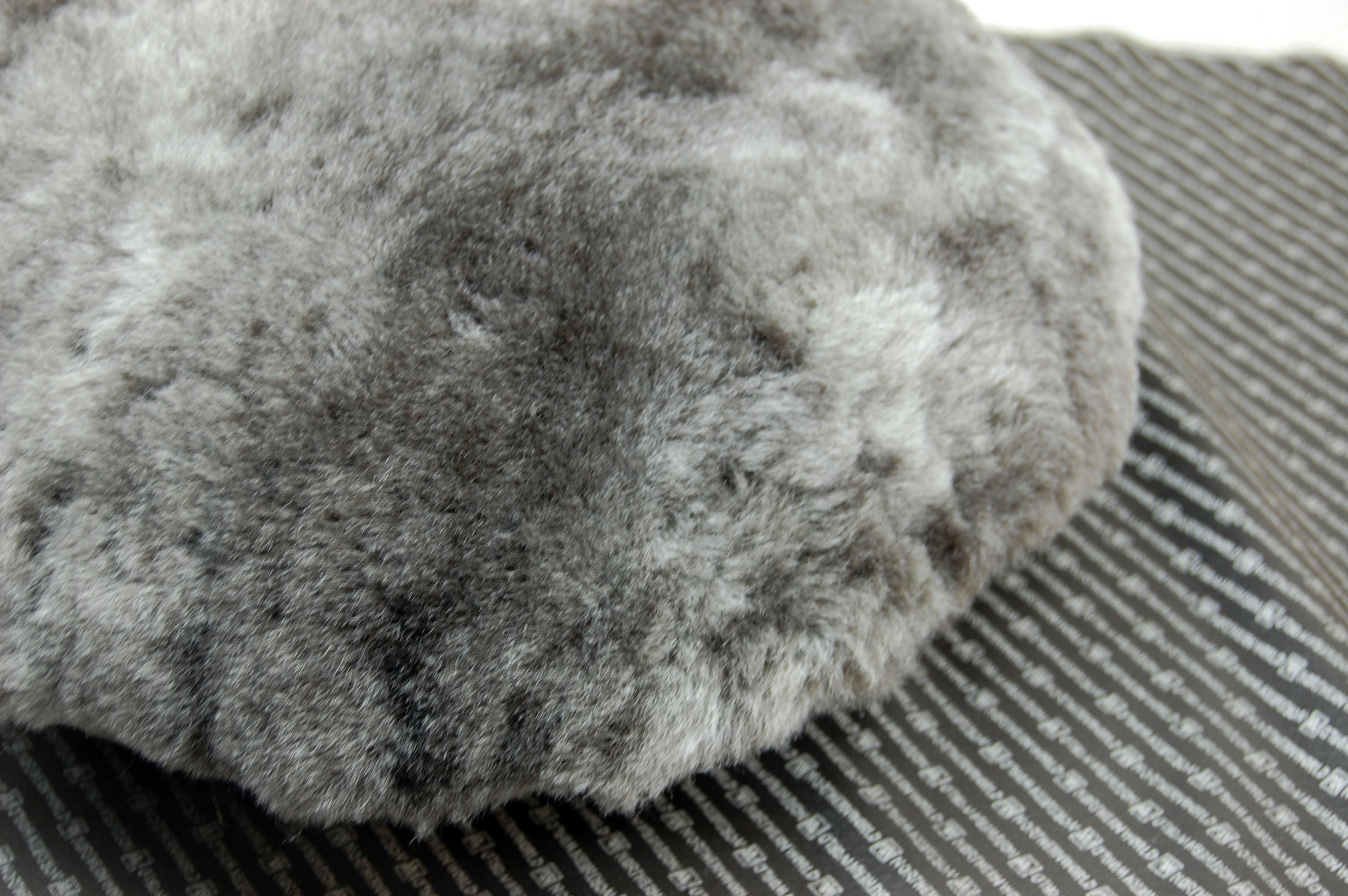 ナチュラルスポット刈毛ムートン　円形クッションの画像