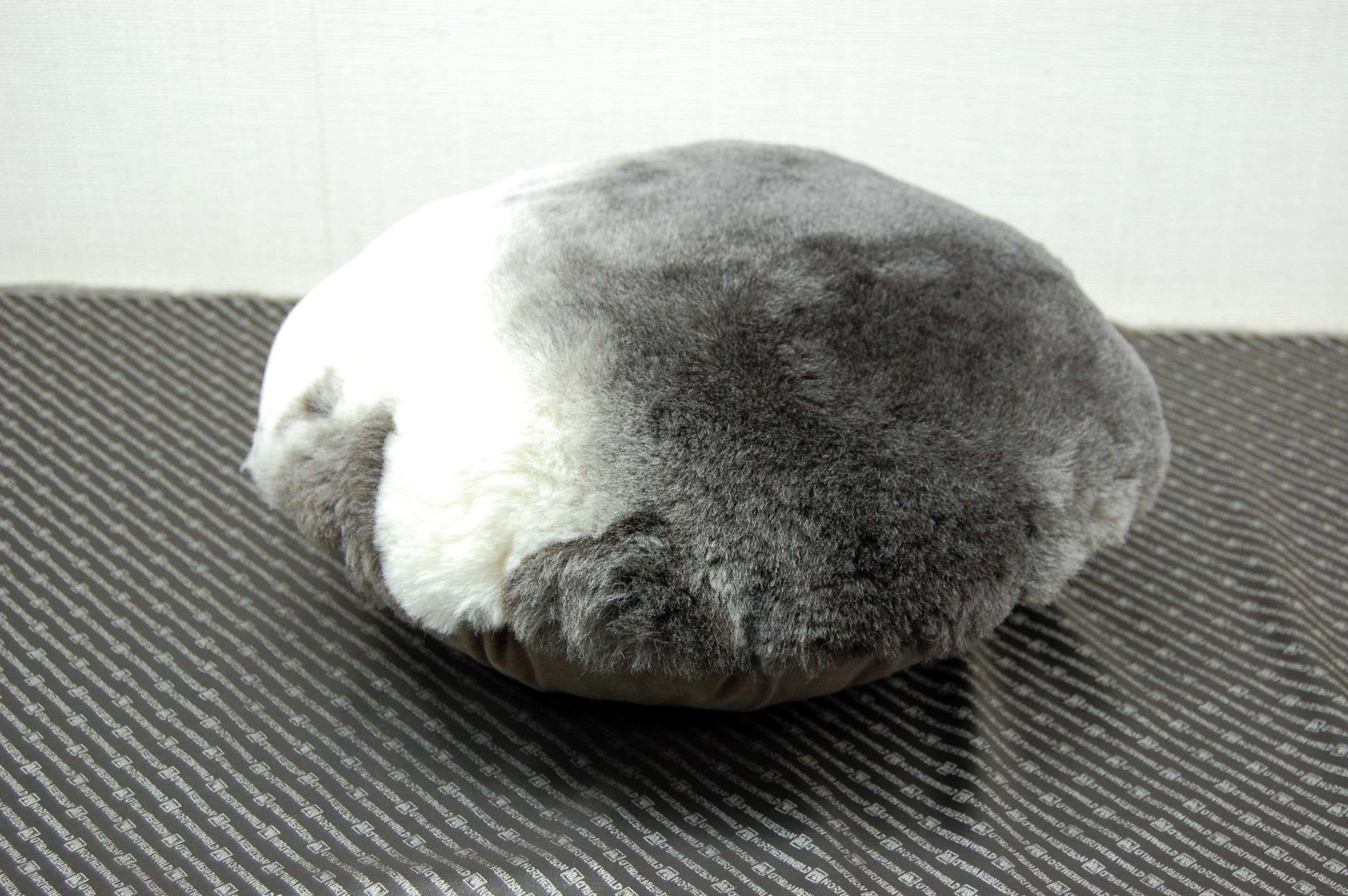 ナチュラルスポット刈毛ムートン　円形クッションの画像