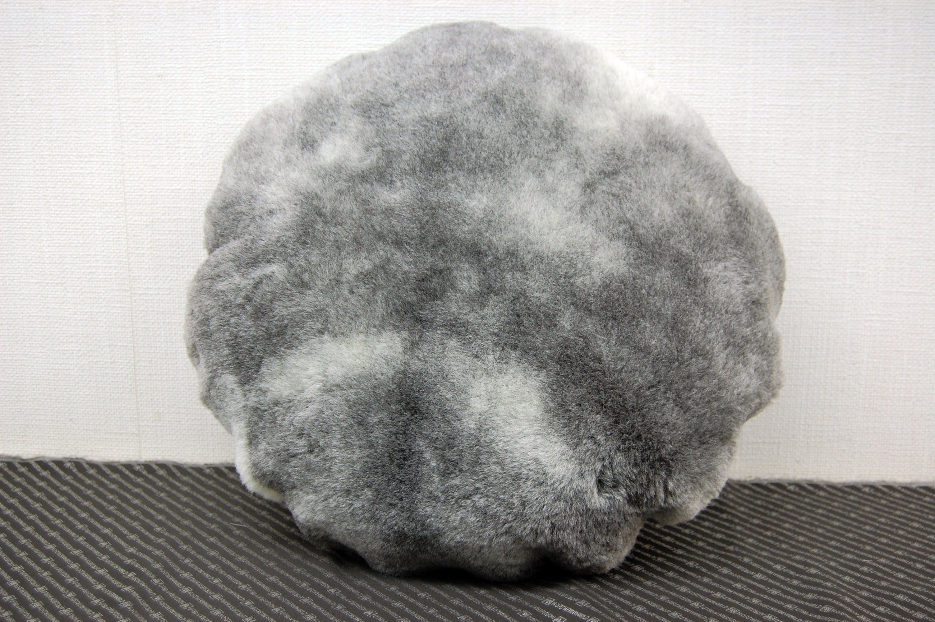 ナチュラルスポット刈毛ムートン　円形クッションの画像