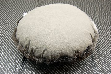 ナチュラルスポット刈毛ムートン　円形クッションの画像
