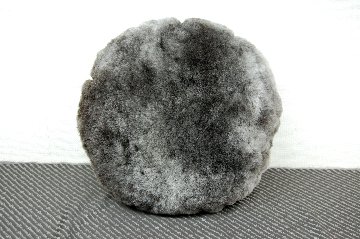ナチュラルスポット刈毛ムートン　円形クッションの画像