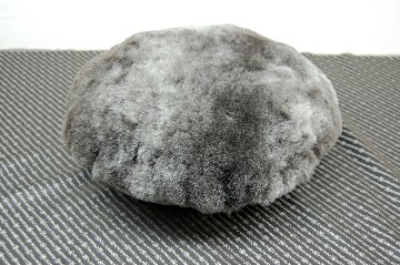 ナチュラルスポット刈毛ムートン　円形クッションの画像