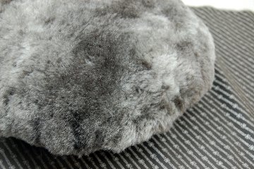 ナチュラルスポット刈毛ムートン　円形クッションの画像