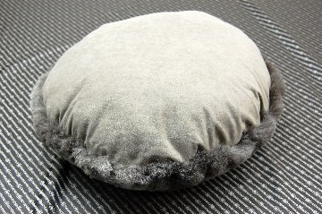 ナチュラルスポット刈毛ムートン　円形クッションの画像