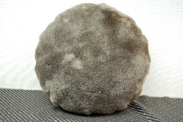 ナチュラルスポット刈毛ムートン　円形クッションの画像