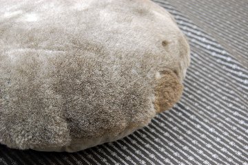 ナチュラルスポット刈毛ムートン　円形クッションの画像