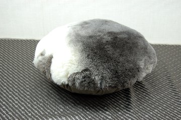 ナチュラルスポット刈毛ムートン　円形クッションの画像