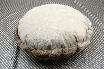 ナチュラルスポット刈毛ムートン　円形クッションの画像