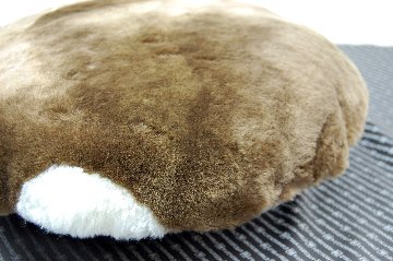 ナチュラルスポット刈毛ムートン　円形クッションの画像