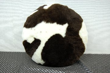 ナチュラルスポット刈毛ムートン　円形クッションの画像