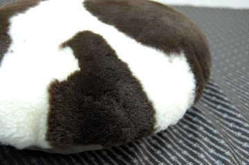 ナチュラルスポット刈毛ムートン　円形クッションの画像
