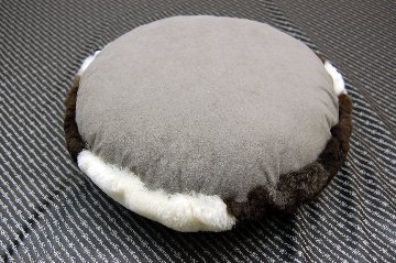 ナチュラルスポット刈毛ムートン　円形クッションの画像