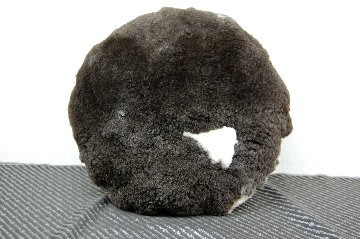 ナチュラルスポット刈毛ムートン　円形クッションの画像