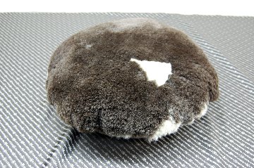 ナチュラルスポット刈毛ムートン　円形クッションの画像