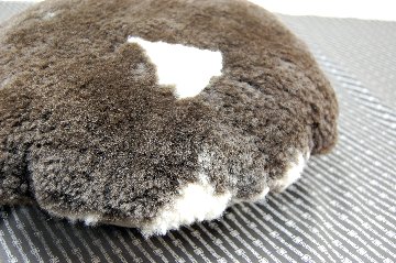 ナチュラルスポット刈毛ムートン　円形クッションの画像