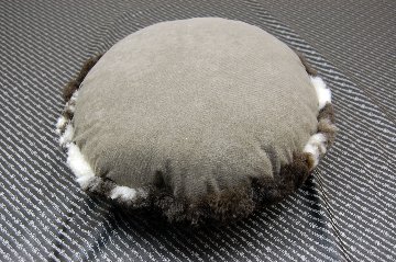 ナチュラルスポット刈毛ムートン　円形クッションの画像
