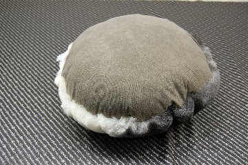 ナチュラルスポット刈毛ムートン　円形クッションの画像
