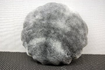 ナチュラルスポット刈毛ムートン　円形クッションの画像