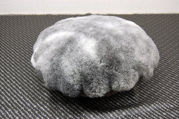 ナチュラルスポット刈毛ムートン　円形クッションの画像