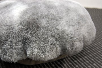 ナチュラルスポット刈毛ムートン　円形クッションの画像