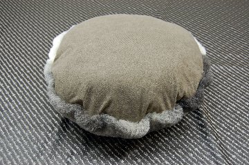 ナチュラルスポット刈毛ムートン　円形クッションの画像