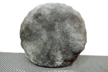 ナチュラルスポット刈毛ムートン　円形クッションの画像