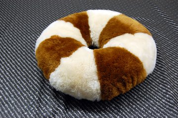 刈毛ムートン　円座クッションの画像