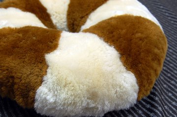 刈毛ムートン　円座クッションの画像