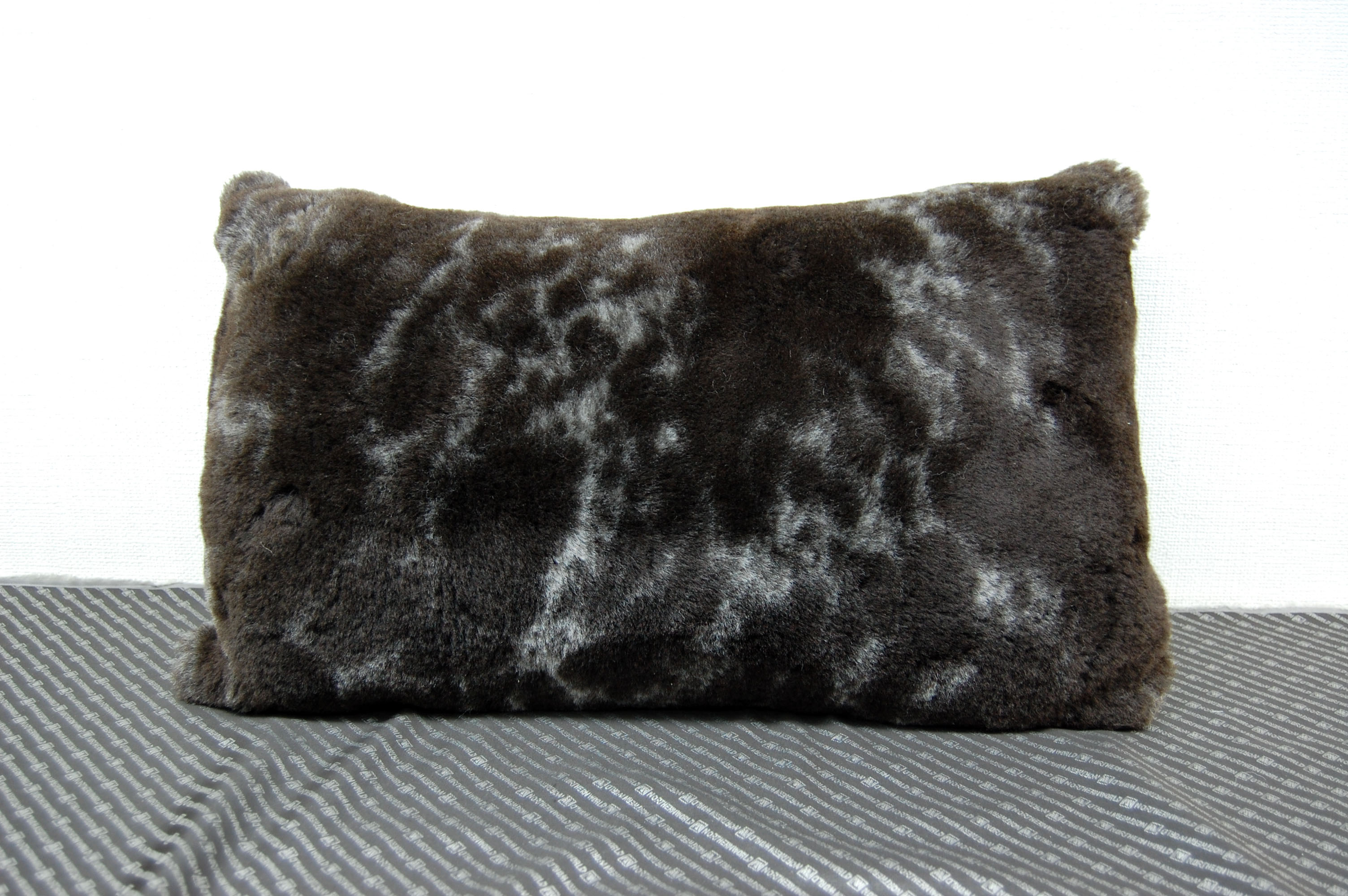 ナチュラルスポット刈毛ムートン　長方形クッションの画像