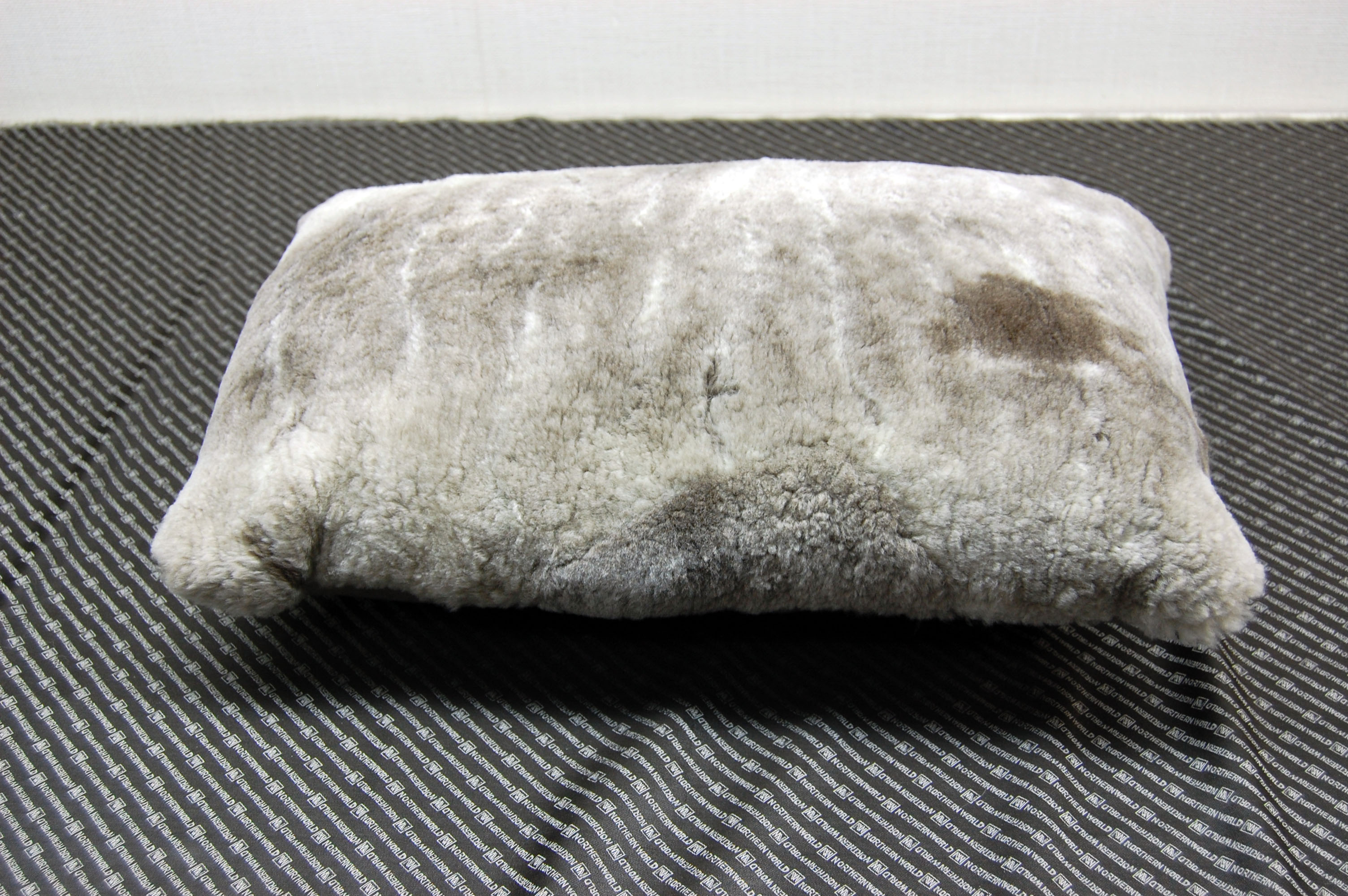 ナチュラルスポット刈毛ムートン　長方形クッションの画像