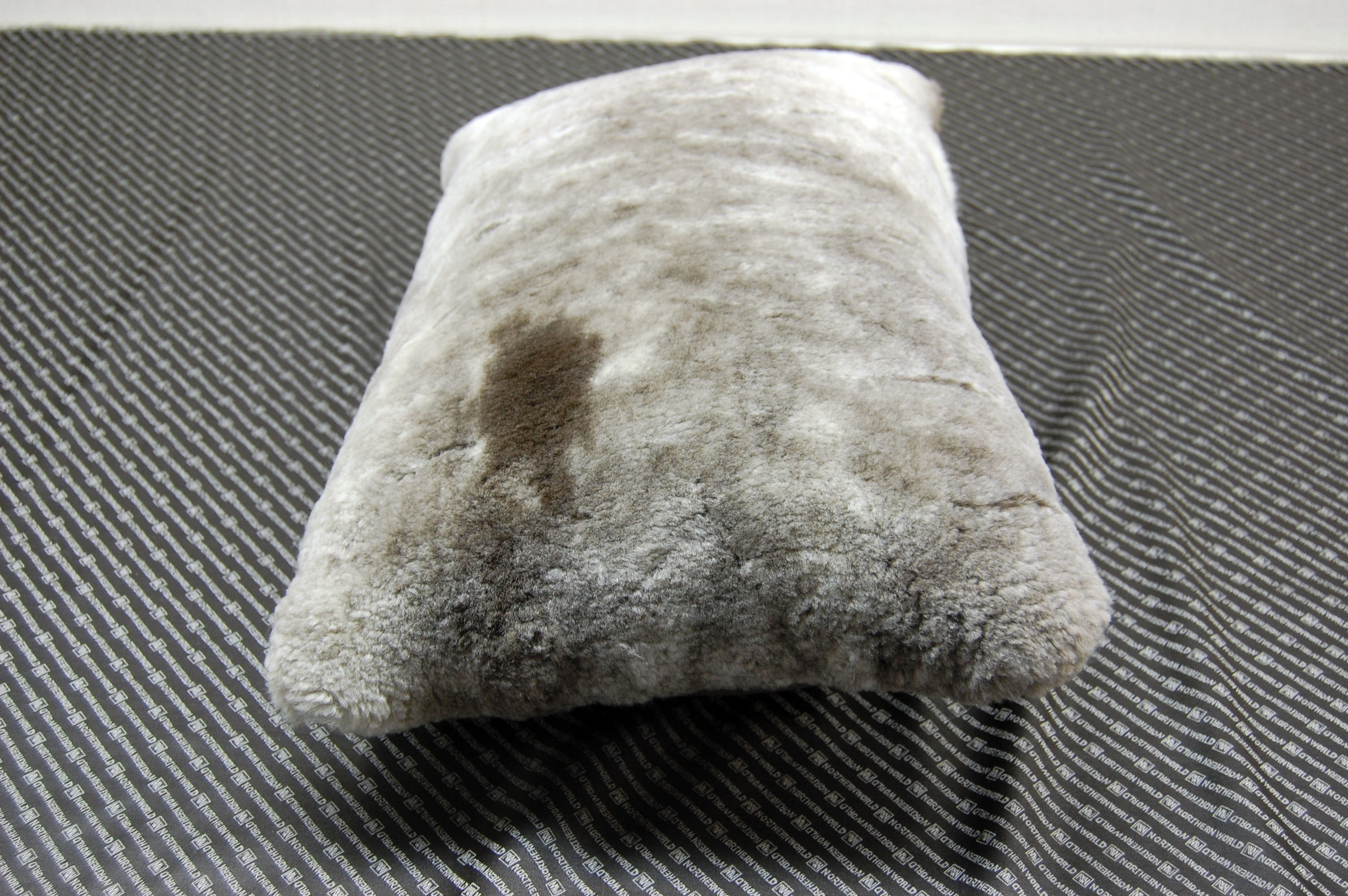 ナチュラルスポット刈毛ムートン　長方形クッションの画像