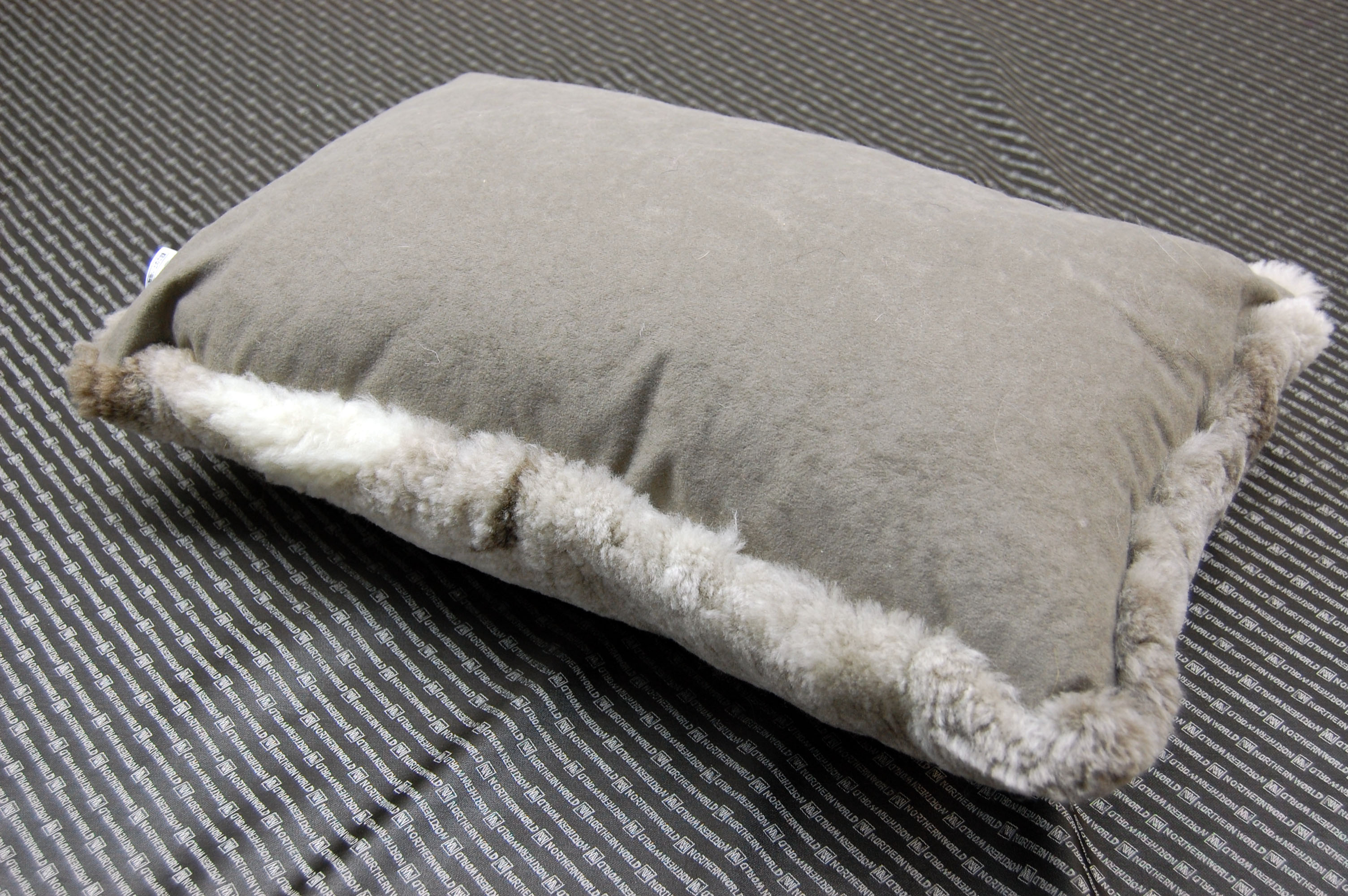 ナチュラルスポット刈毛ムートン　長方形クッションの画像