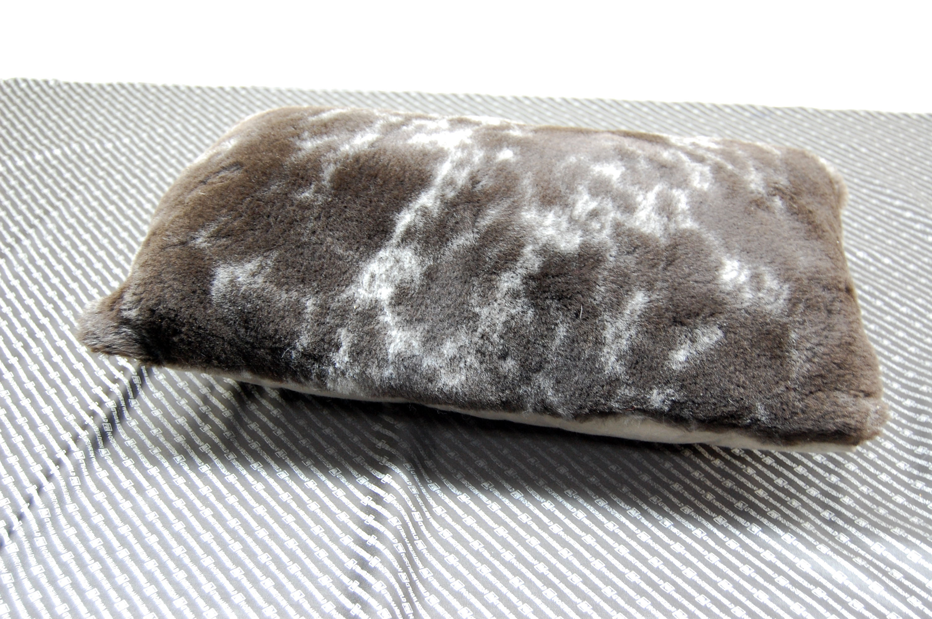 ナチュラルスポット刈毛ムートン　長方形クッションの画像